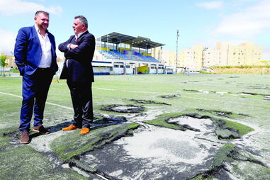 Os diretores do Cultural da Pontinha no que resta do campo onde já jogaram Cristiano Ronaldo, Beto ou Miguel Veloso
