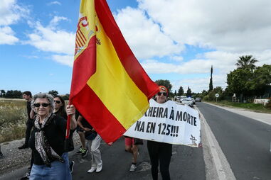 Cerca de 100 pessoas em protesto na EN125 contra degradação da via