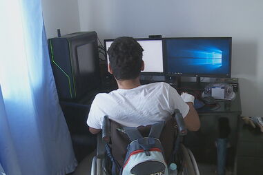 Jovem atropelado ganha computador para projeto