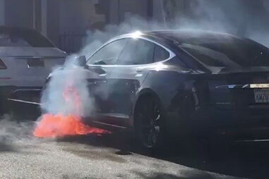 Tesla pega fogo na rua