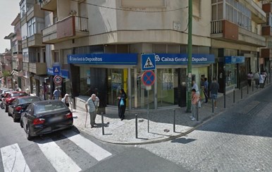 Protestos Contra Fecho De Agencias Da Caixa Em Lisboa E Pedras Salgadas Sociedade Correio Da Manha