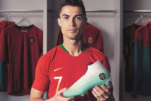 Cristiano Ronaldo exibe botas exclusivas para celebrar 154 jogos pelo País 