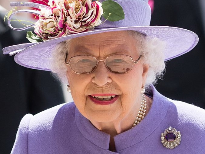 Rainha de Inglaterra atribui Ordem de Mérito a ex-prostituta