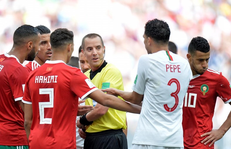 Pepe fala com o árbitro Mark Geiger no jogo com Marrocos
