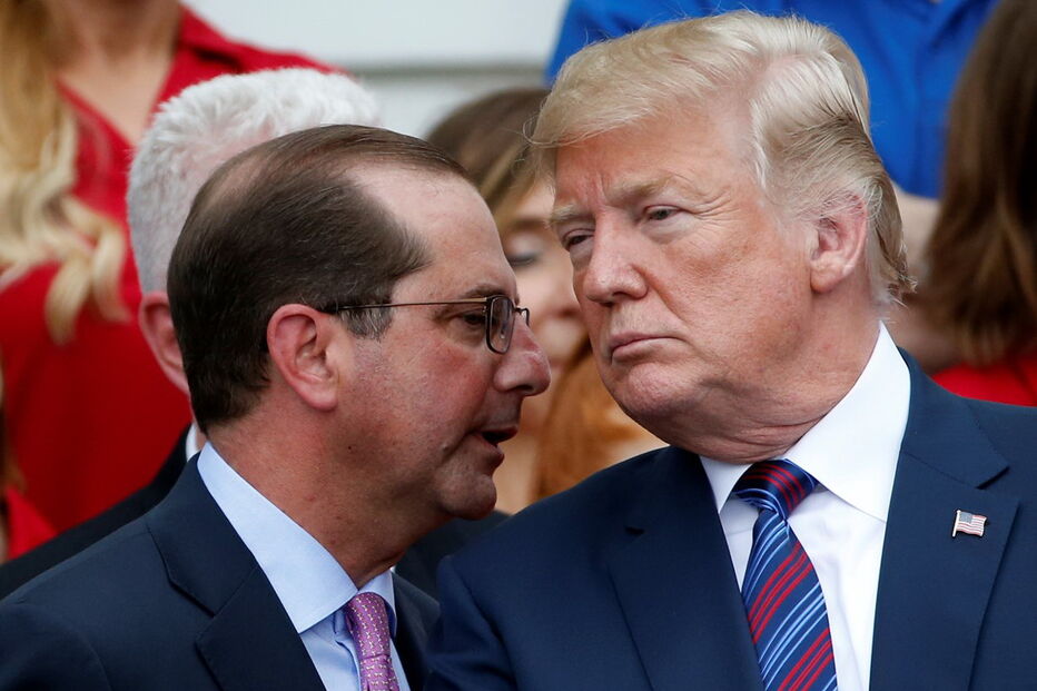 Donald Trump e Alex Azar, secretário dos Serviços Humanos e Saúde