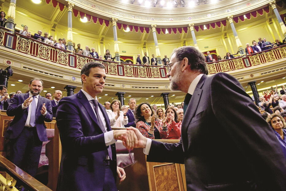 Rajoy foi o primeiro a felicitar Sánchez após a votação da moção de censura que derrubou o governo do PP e abriu caminho a um executivo socialista 