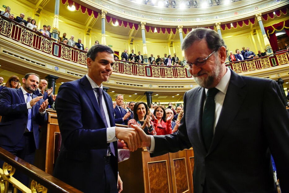 Mariano Rajoy cumprimenta Pedro Sánchez após ser derrotado na moção de censura