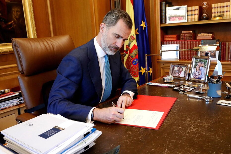 O rei Felipe VI assina a nomeação de Pedro Sánchez como novo chefe de Governo em Espanha