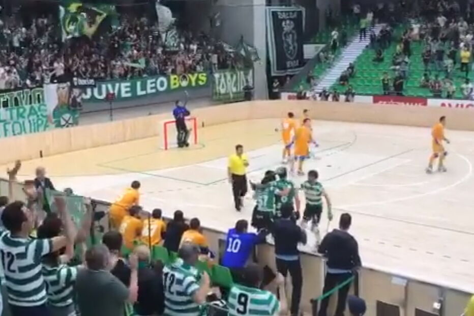 jogadores do Sporting celebram golo marcado ao FC Porto em hóquei em patins