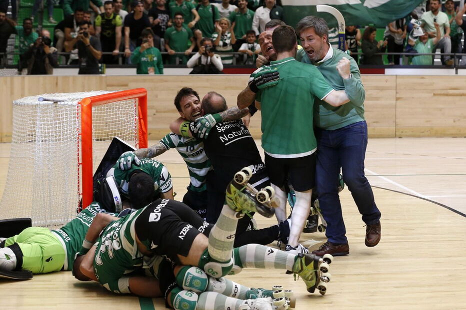 O presidente a abraçar os jogadores de hóquei em patins