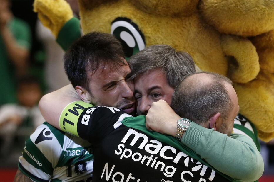 O presidente e os jogadores em festa, no final do jogo