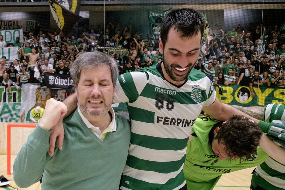 Bruno de Carvalho a comemorar com o jogador Henrique Magalhães