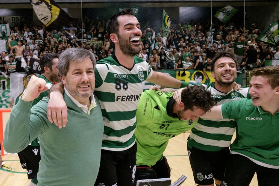 Bruno de Carvalho a comemorar com o jogador Henrique Magalhães