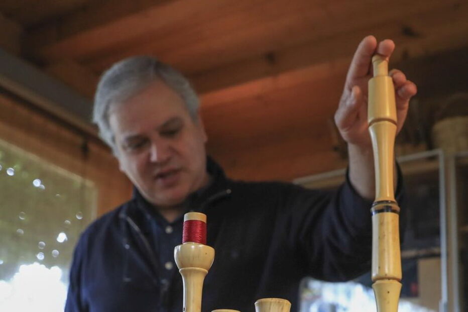 Jorge Lira constrói gaitas de foles e vende-as para vários países