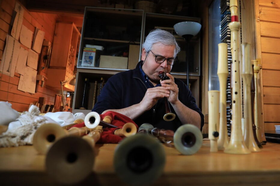 Jorge Lira constrói gaitas de foles e vende-as para vários países