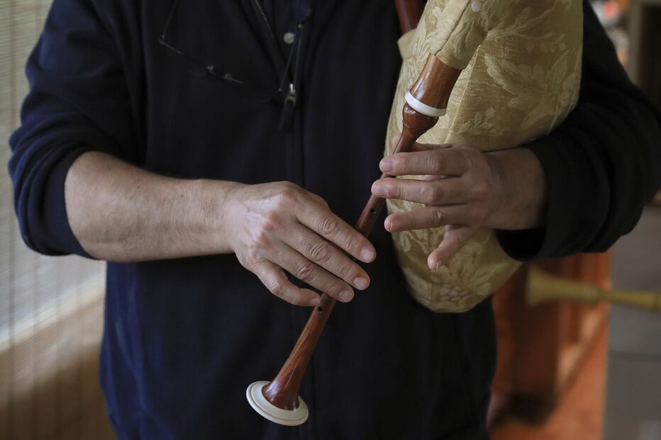 Jorge Lira constrói gaitas de foles e vende-as para vários países