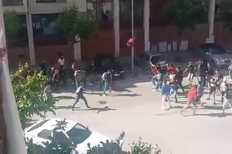 Adeptos do Braga e do Benfica em batalha campal nas ruas de Braga