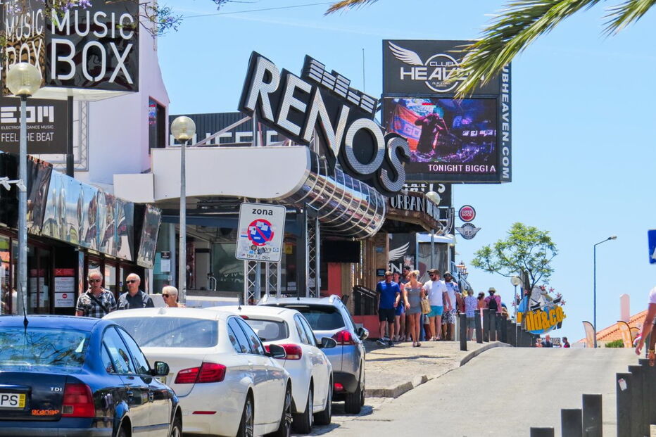 Situação aconteceu durante a madrugada num bar da avenida Francisco Sá Carneiro, em Albufeira