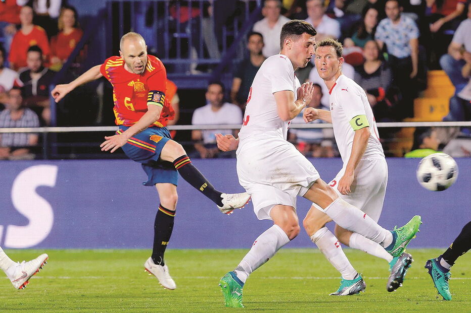 Iniesta continua a espalhar o seu futebol perfumado. Jogou e fez jogar mas está longe de conseguir aguentar 90 minutos   