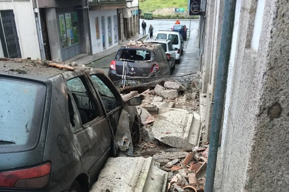 Derrocada de varanda danifica dois carros em Amarante