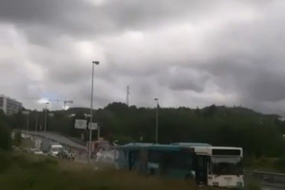 Autocarro incendeia-se na circular urbana em São Torcato