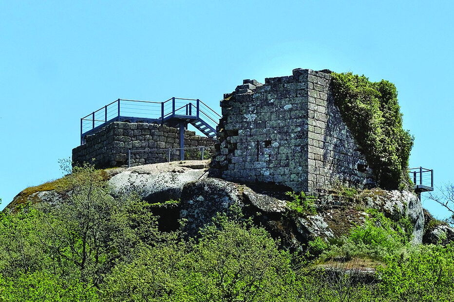 Vista do castelo de Aguiar da Pena 