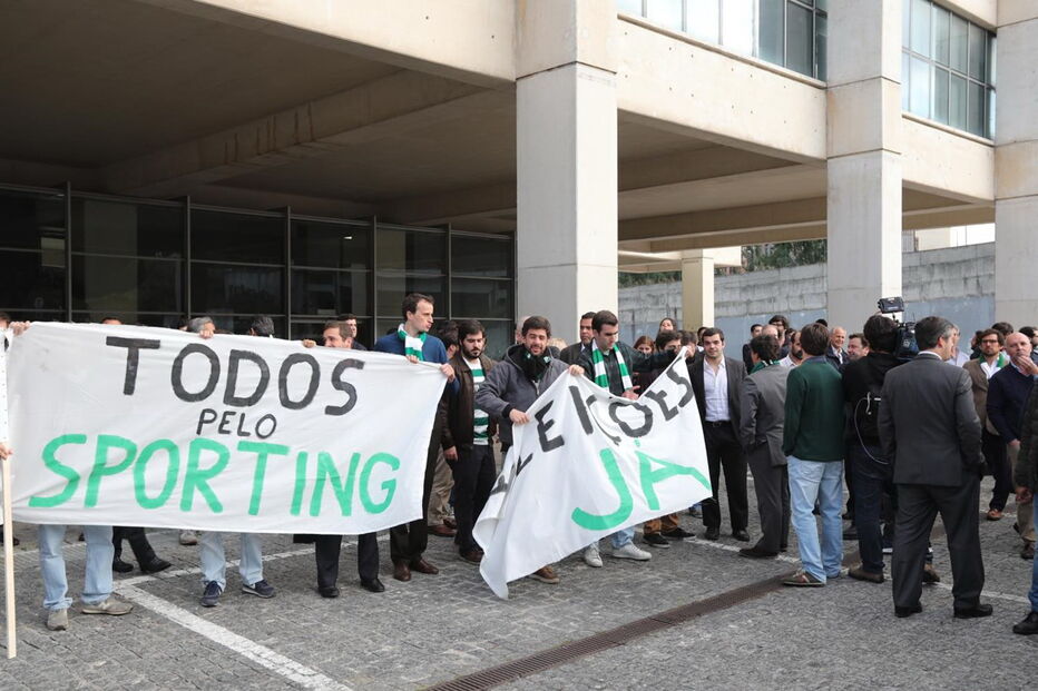 Adeptos do Sporting em Alvalade pedem demissão de Bruno de Carvalho