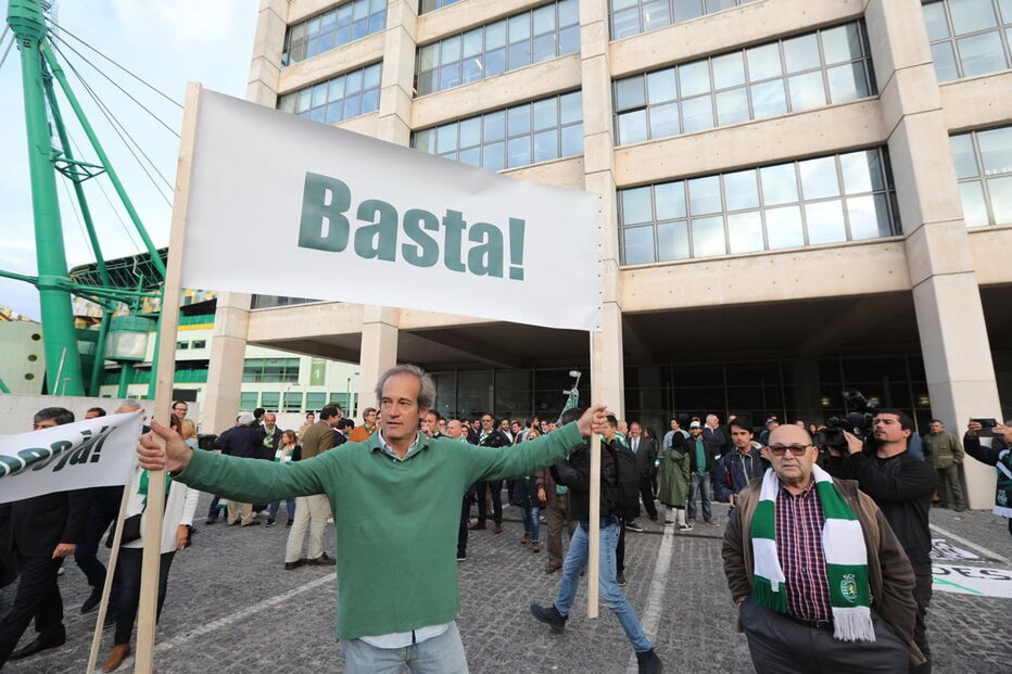 Adeptos do Sporting em Alvalade pedem demissão de Bruno de Carvalho