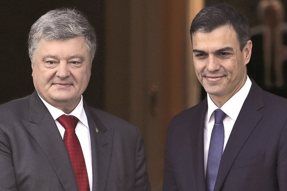 Pedro Sánchez (à direita) recebeu o PR ucraniano Petro Poroshenko no seu  primeiro ato oficial desde que tomou posse como primeiro-ministro, no sábado