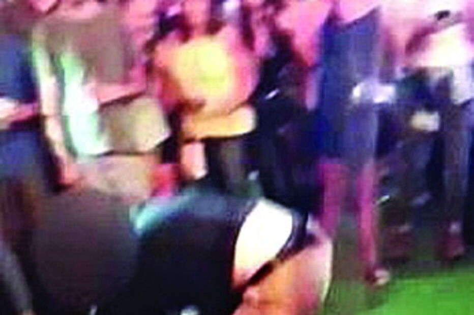 Agente do FBI dançarino deixa cair arma