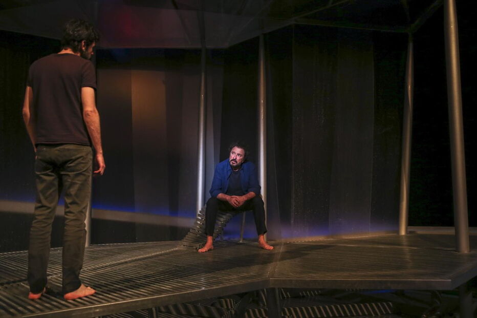 Miguel Nunes e Fernando Luís numa cena da peça ‘Pela Água’, já em cena na Sala Vermelha do Teatro Aberto, em Lisboa 