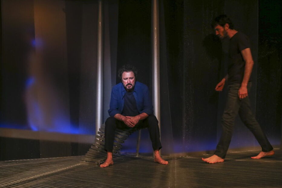 Miguel Nunes e Fernando Luís numa cena da peça ‘Pela Água’, já em cena na Sala Vermelha do Teatro Aberto, em Lisboa 