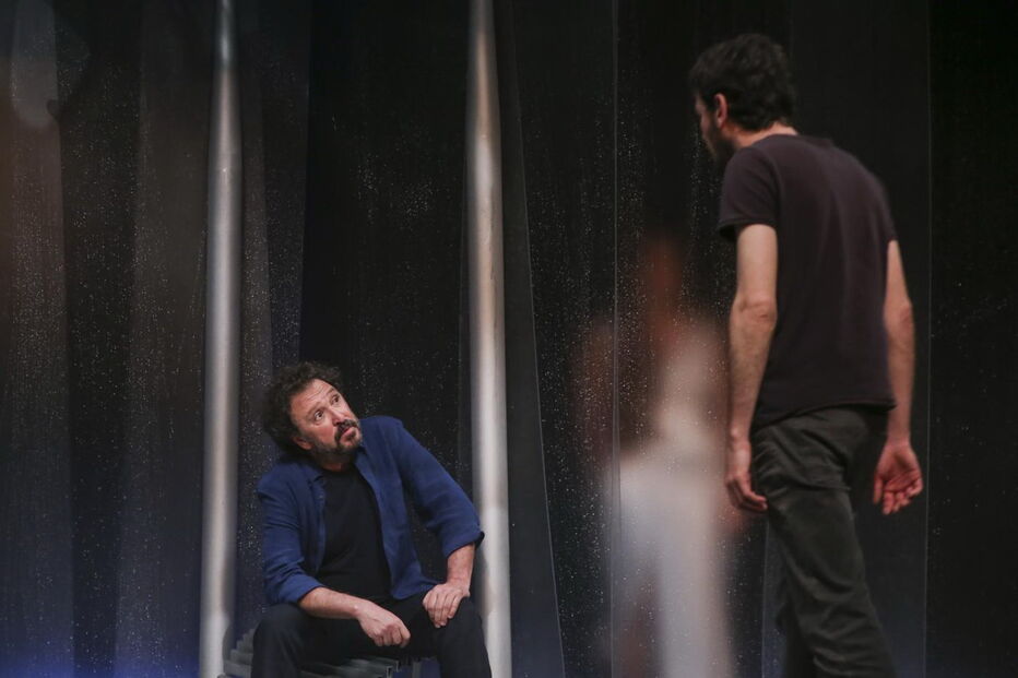 Miguel Nunes e Fernando Luís numa cena da peça ‘Pela Água’, já em cena na Sala Vermelha do Teatro Aberto, em Lisboa 