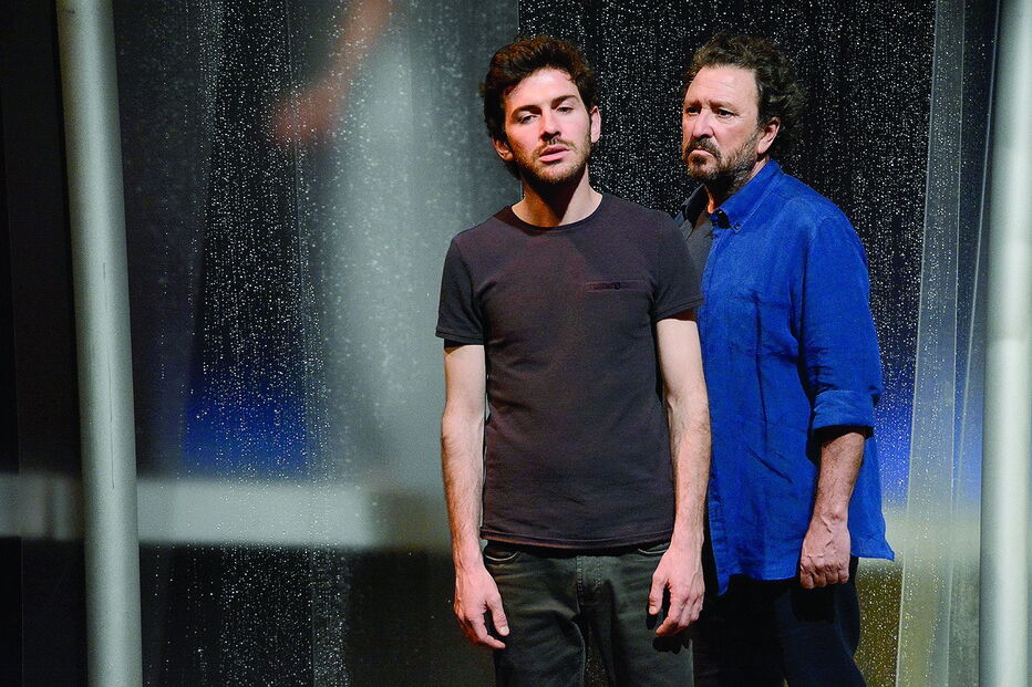 Miguel Nunes e Fernando Luís numa cena da peça ‘Pela Água’, já em cena na Sala Vermelha do Teatro Aberto, em Lisboa 