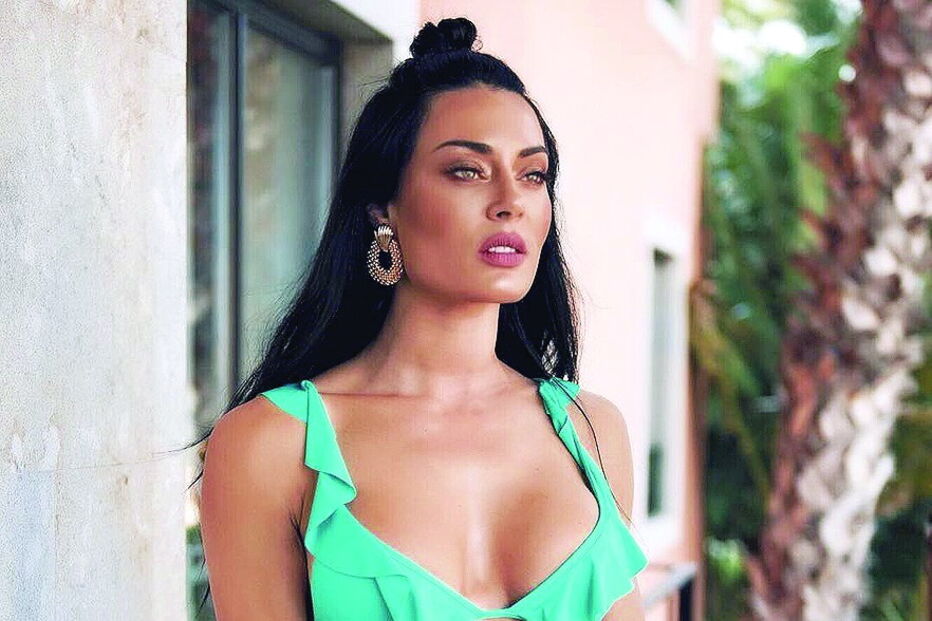 Diana Monteiro faz sucesso em  biquíni 