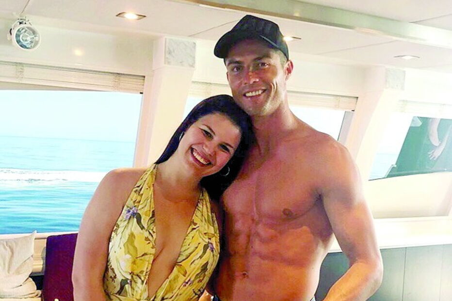 Cristiano Ronaldo posa com a sobrinha, Alícia, no luxuoso iate