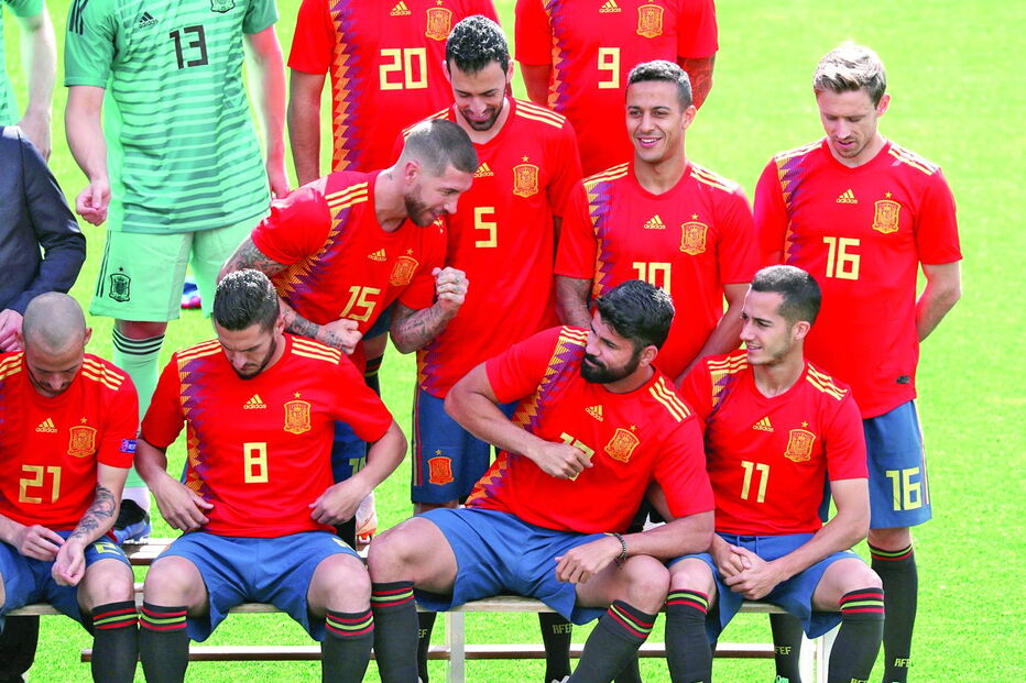 Sergio Ramos (número 15) parece mostrar a Diego Costa quem é o capitão da seleção ‘Roja’, que fez ontem a foto oficial