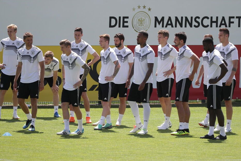 Alemanha fez ontem a sua fotografia de família, com os 23 selecionados e a equipa técnica 