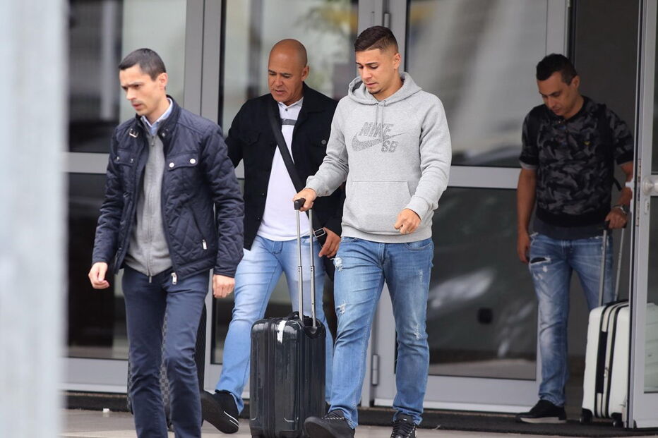 João Pedro à chegada ao aeroporto do Porto   