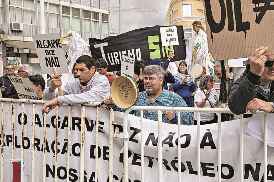 Protesto à porta da CCDR onde João Pedro Matos Fernandes era esperado