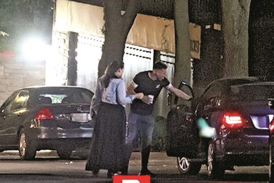 Herrera recebe um grupo de prostitutas que acaba de chegar à mansão alugada para a festa 