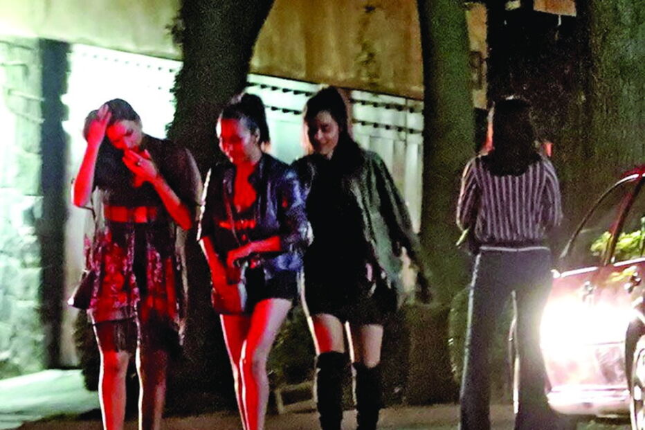 Grupo de prostitutas chega ao local