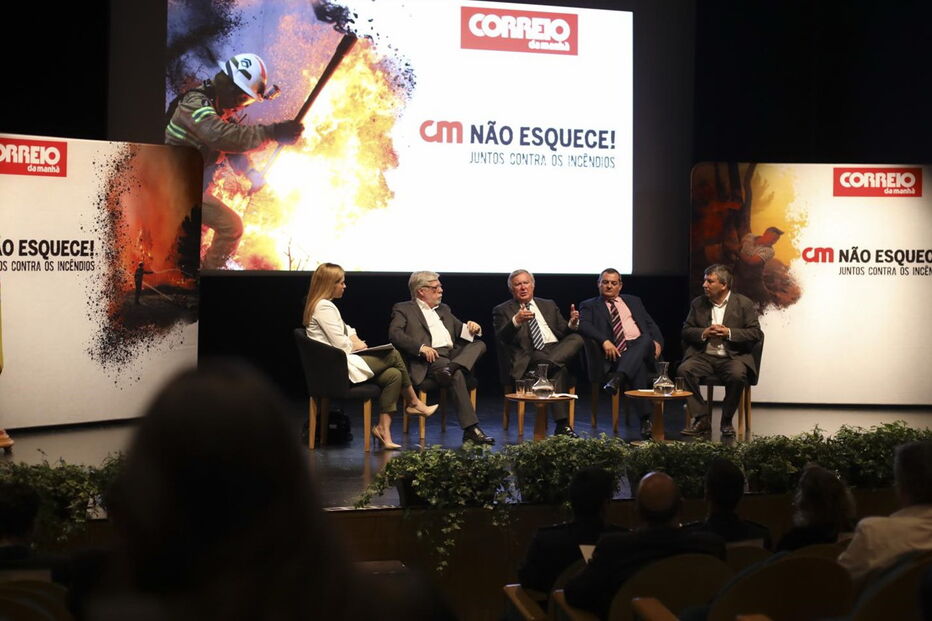 Cátia Nobre moderou debate entre Duarte Caldeira, Basílio Horta, José Medeiros e Armando Esteves Pereira