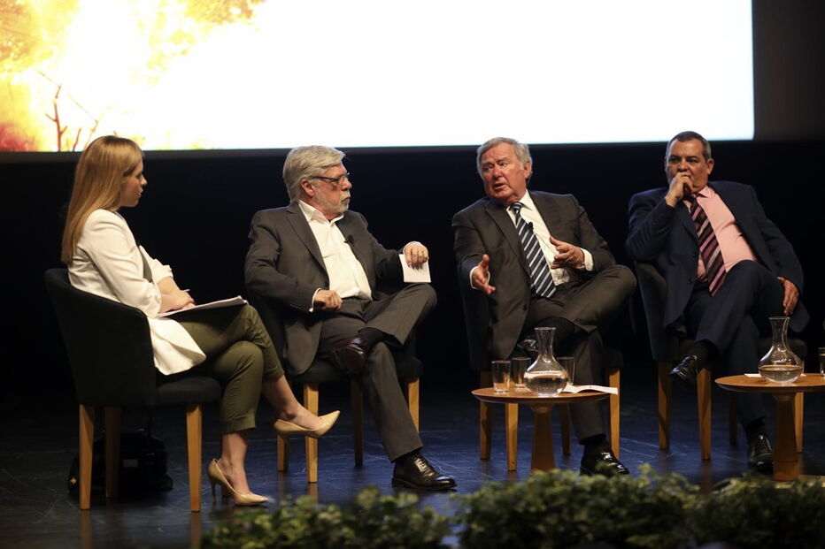 Cátia Nobre moderou debate entre Duarte Caldeira, Basílio Horta, José Medeiros e Armando Esteves Pereira