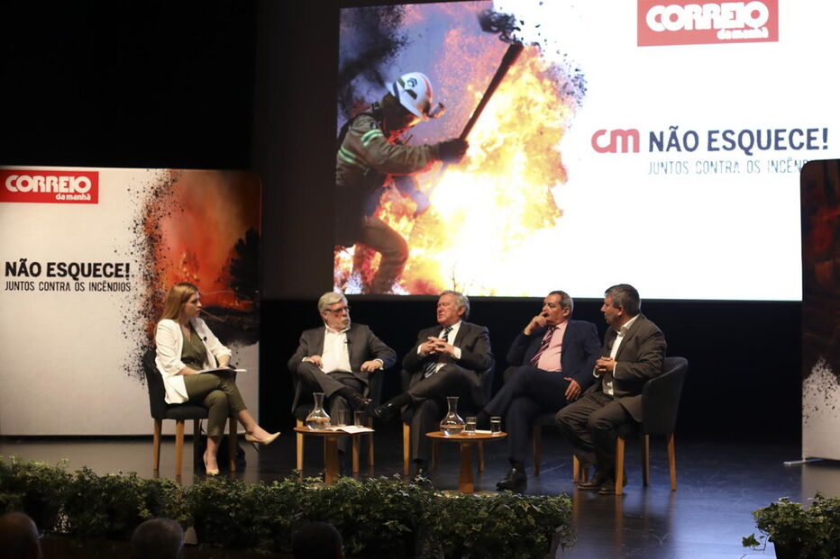 Cátia Nobre moderou debate entre Duarte Caldeira, Basílio Horta, José Medeiros e Armando Esteves Pereira