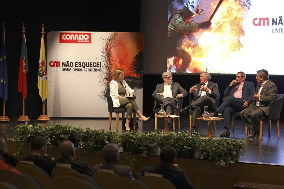 Cátia Nobre moderou debate entre Duarte Caldeira, Basílio Horta, José Medeiros e Armando Esteves Pereira