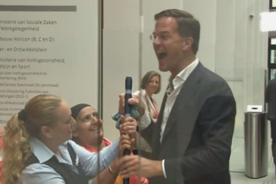 Primeiro-ministro holandês de esfregona na mão