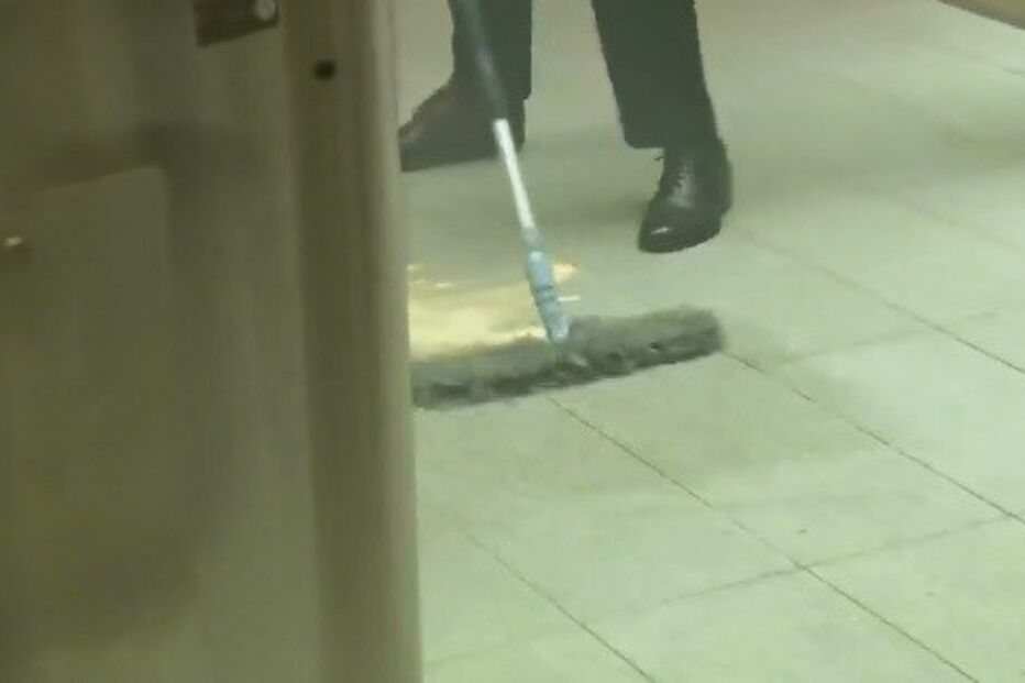 Primeiro-ministro holandês de esfregona na mão