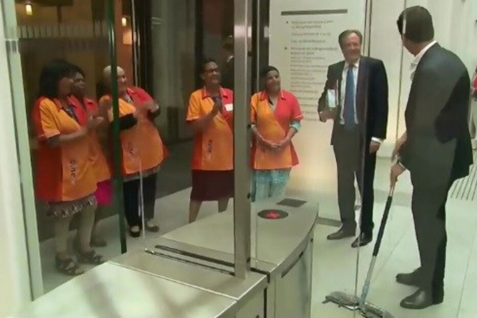 Primeiro-ministro holandês de esfregona na mão