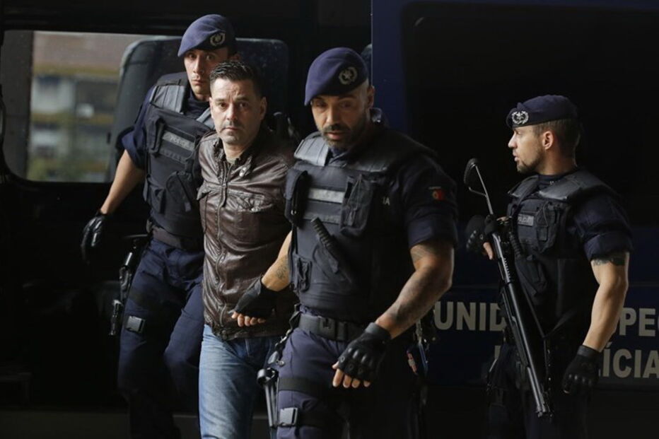 Fernando Mendes ao entrar para o tribunal. Está preso  